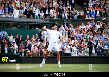 Roger Federer feiert Sieg nach seinem Match gegen Rafael Nadal am Tag elf der Wimbledon Championships in der All England Lawn Tennis und Croquet Club, Wimbledon. Stockfoto