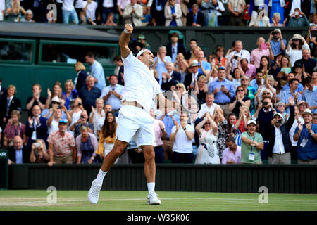 Roger Federer feiert Sieg nach seinem Match gegen Rafael Nadal am Tag elf der Wimbledon Championships in der All England Lawn Tennis und Croquet Club, Wimbledon. Stockfoto