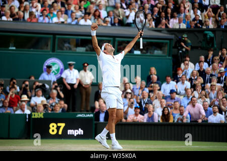 Roger Federer feiert Sieg nach seinem Match gegen Rafael Nadal am Tag elf der Wimbledon Championships in der All England Lawn Tennis und Croquet Club, Wimbledon. Stockfoto