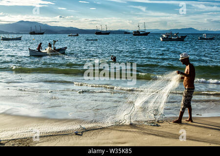 Fischer bei der Cachoeira Bom Jesus Beach. Florianopolis, Santa Catarina, Brasilien. Stockfoto