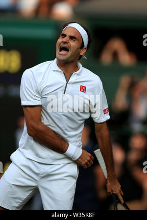 Roger Federer feiert Sieg nach seinem Match gegen Rafael Nadal am Tag elf der Wimbledon Championships in der All England Lawn Tennis und Croquet Club, Wimbledon. Stockfoto