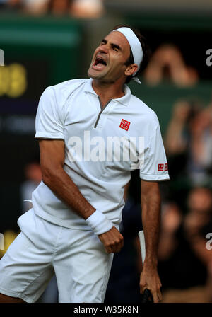 Roger Federer feiert den Sieg nach seinem Spiel gegen Rafael Nadal am 11. Tag der Wimbledon Championships im All England Lawn Tennis und Croquet Club in Wimbledon. Stockfoto