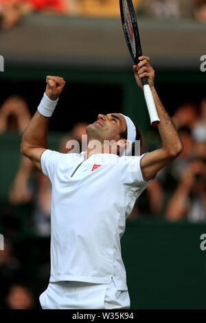 Roger Federer feiert Sieg nach seinem Match gegen Rafael Nadal am Tag elf der Wimbledon Championships in der All England Lawn Tennis und Croquet Club, Wimbledon. Stockfoto