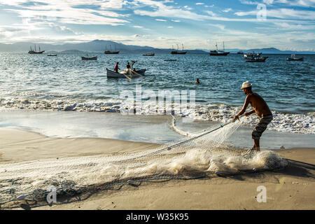 Fischer bei der Cachoeira Bom Jesus Beach. Florianopolis, Santa Catarina, Brasilien. Stockfoto