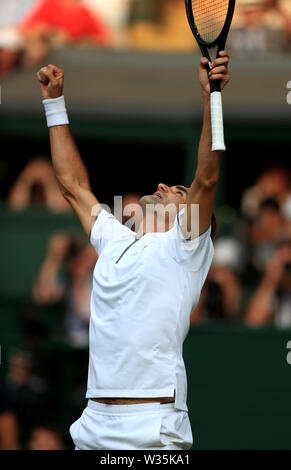 Roger Federer feiert Sieg nach seinem Match gegen Rafael Nadal am Tag elf der Wimbledon Championships in der All England Lawn Tennis und Croquet Club, Wimbledon. Stockfoto