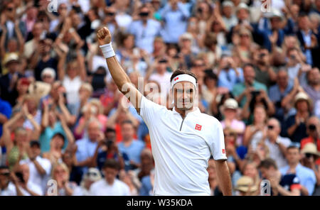 Roger Federer feiert Sieg nach seinem Match gegen Rafael Nadal am Tag elf der Wimbledon Championships in der All England Lawn Tennis und Croquet Club, Wimbledon. Stockfoto