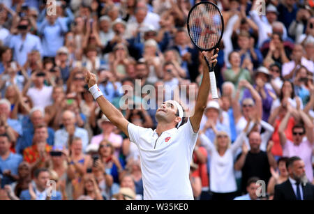 Roger Federer feiert Sieg nach seinem Match gegen Rafael Nadal am Tag elf der Wimbledon Championships in der All England Lawn Tennis und Croquet Club, Wimbledon. Stockfoto