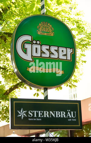 Label Bier Brauerei "Gösser" auf einem typischen Biergarten Stockfoto