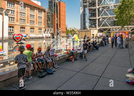 Touristen bei Strawinsky Brunnen oder Fontaine des Automatisiert neben dem Centre Georges Pompidou Museum,. Paris, Frankreich. Stockfoto