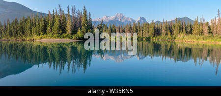 Bow River mit dem Berg Lougheed in der Nähe von Exshaw, Alberta, Kanada Stockfoto