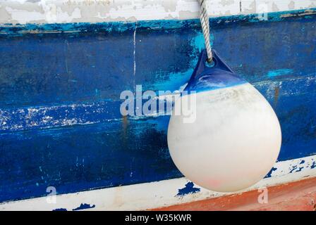 In der Nähe von Boat Hull und Boje Stockfoto