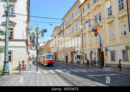 Prag, Tschechische Republik - 27. Juni 2019: gepflasterten Straße und Straße im historischen Zentrum der tschechischen Hauptstadt. Mala Strana, Kleinseite von Prag. Straßenbahn, öffentlicher Verkehr, Leute. Das tägliche Leben. Praha, Tschechien. Stockfoto