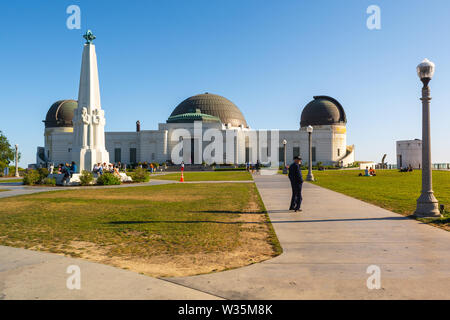 LOS ANGELES, USA - 11. April 2019: Griffith Observatory Gebäude liegt am Südhang des Mount Hollywood in Los Angeles Griffith Park. Stockfoto