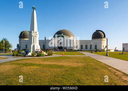 LOS ANGELES, USA - 11. April 2019: Griffith Observatory Gebäude liegt am Südhang des Mount Hollywood in Los Angeles Griffith Park. Stockfoto