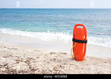 Orange Boje stehend auf den Sand am Meer, Sicherheitskonzept Stockfoto