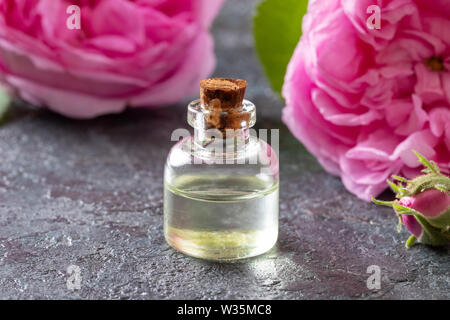 Eine Flasche Öl mit Kohl rosa Blüten Stockfoto