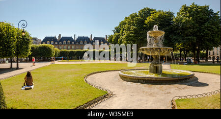 Touristen im Sommer Hitze an, Place de Vosges, Paris, Frankreich. Stockfoto