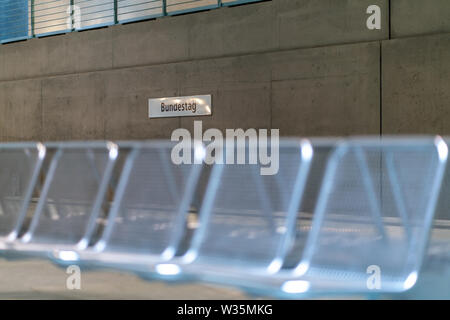 Ungewohnte Perspektive mit verschwommenen Metall Sitze im Vordergrund an der Berliner undergroundstation Bundestag Stockfoto