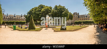 Touristen im Sommer Hitze an, Place de Vosges, Paris, Frankreich. Stockfoto