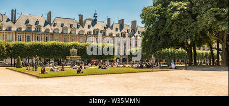 Touristen im Sommer Hitze an, Place de Vosges, Paris, Frankreich. Stockfoto