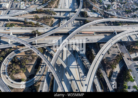 Nachmittag Luftaufnahme von Rampen und Verkehr auf den Hafen 110 und 100-105 Autobahn Kreuzung in Los Angeles County, Kalifornien. Stockfoto