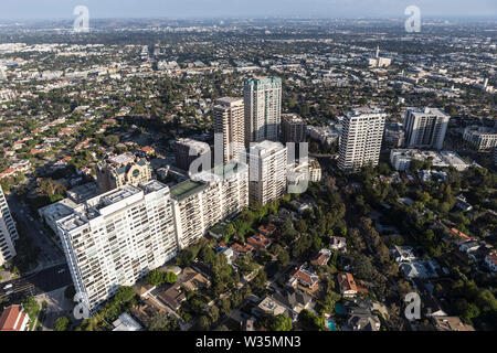 Luftaufnahme von Eigentumswohnungen, Wohnungen und Häuser am Wilshire Blvd. in West Los Angeles, Kalifornien. Stockfoto