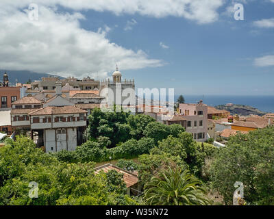 Blick über die roten Dächer der Altstadt von La Orotava im Norden der Kanarischen Insel Teneriffa. Vor dem dunklen Blau, ruhigen Atlantik Stockfoto