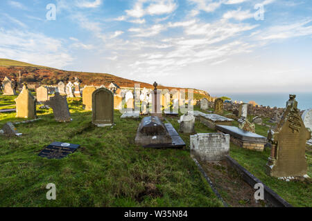 Llandudno, Wales - Friedhof in St. Tudnos Kirche auf der Great Orme, Llandudno, am 17. November 2018 in Großbritannien. Stockfoto