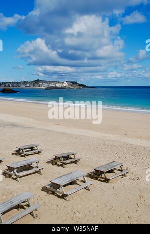 Blauer Himmel und Picknicktische auf Porthminster Beach, St Ives, Cornwall, Großbritannien Stockfoto