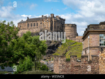 Flodden Wand und das Edinburgh Castle im Herzen der Altstadt von Edinburgh. Stockfoto