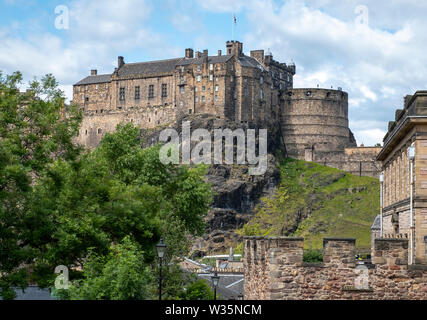 Flodden Wand und das Edinburgh Castle im Herzen der Altstadt von Edinburgh. Stockfoto
