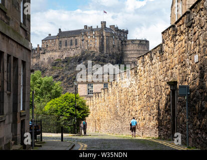 Flodden Wand und das Edinburgh Castle im Herzen der Altstadt von Edinburgh. Stockfoto