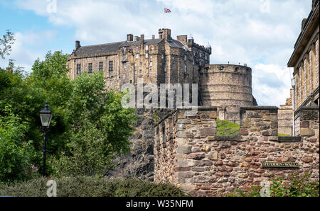 Flodden Wand und das Edinburgh Castle im Herzen der Altstadt von Edinburgh. Stockfoto