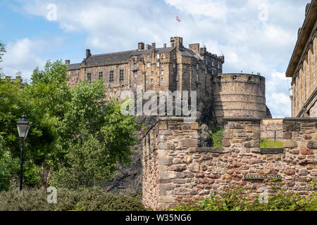 Flodden Wand und das Edinburgh Castle im Herzen der Altstadt von Edinburgh. Stockfoto