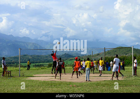 UGANDA Kasese, junge Leute spielen Volleyball / Jugendliche spielen Volleyball Stockfoto