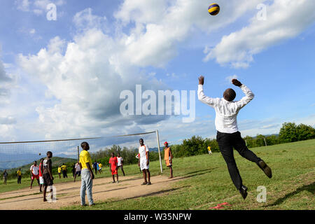 UGANDA Kasese, junge Leute spielen Volleyball / Jugendliche spielen Volleyball Stockfoto