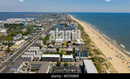 Sonnenschirme dominieren die Luftaufnahme von diesem Strand am Atlantischen Ozean Stockfoto