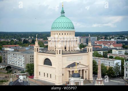 Potsdam, Deutschland. 12. Juli, 2019. Blick auf die Kirche St. Nikolai in Potsdam, aus dem Mercure Hotel genommen. Credit: Monika Skolimowska/dpa-Zentralbild/ZB/dpa/Alamy leben Nachrichten Stockfoto