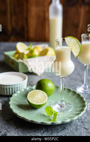 Italienische alkoholische Getränke Crema di Limoncello aus Zitronen, Vollmilch, Vanille und Zucker Stockfoto