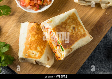 Hausgemachte Chorizo Frühstück Burritos mit Avocado und Pico Stockfoto