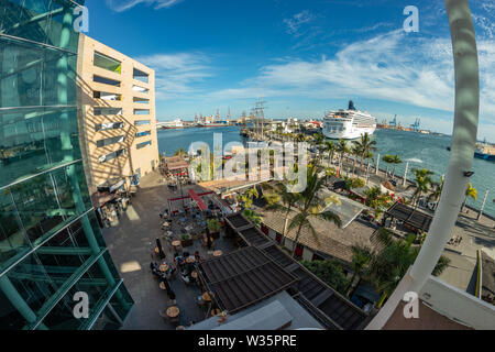 Las Palmas, Gran Canaria - Januar 07, 2019: Blick auf die grösste der Kanarischen Hafen mit Segelbooten und Kreuzfahrten in den Docks. Erschossen von Fish Eye gemacht Stockfoto