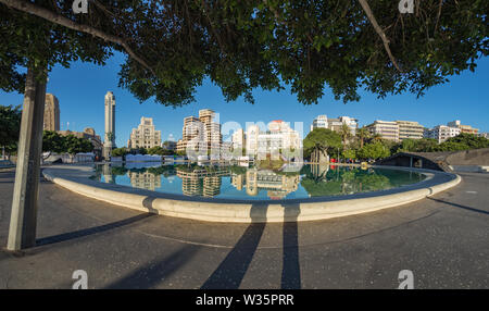 Santa Cruz, Teneriffa, Spanien - 07 April 2019: Sonnenuntergang. Spanien Square - Plaza de Espana - mit großen künstlichen Brunnen See. Favorite Ruhestätte fo Stockfoto