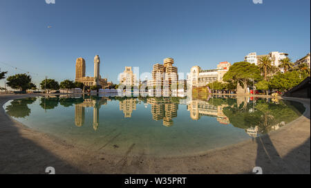 Santa Cruz, Teneriffa, Spanien - 07 April 2019: Sonnenuntergang. Spanien Square - Plaza de Espana - mit großen künstlichen Brunnen See. Favorite Ruhestätte fo Stockfoto