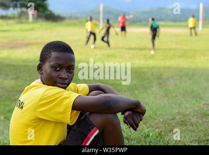 UGANDA Kasese, Jugendliche spielen Fußball/Jugendliche spielen Fussball Stockfoto