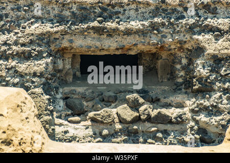 Außerhalb detaillierte Ansicht von schlupfloch der alten militärischen Bunker an der Südküste von El Medano. Teneriffa, Kanarische Inseln, Spanien. Stockfoto