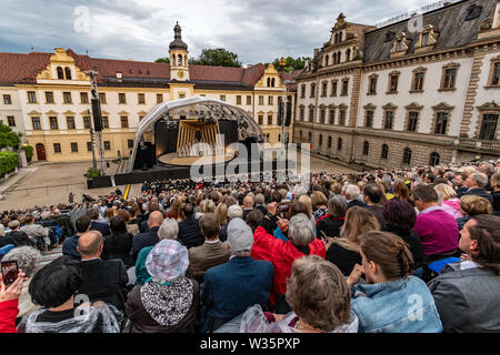 Regensburg, Deutschland. 12. Juli, 2019. Die Zuschauer sitzen während der Thurn-und-Taxis Schloss Festival mit der Oper "Nabucco" im Innenhof des fürstlichen Schloss St. Emmeram. Mit einer Mischung aus klassischer Musik, Pop, Rock, Musical und Theater, das Schlossfestspiele hat Zieht rund 30.000 Besucher in der Oberpfalz jedes Jahr seit 2003, nach den Zahlen. Foto: Armin Weigel/dpa/Alamy leben Nachrichten Stockfoto