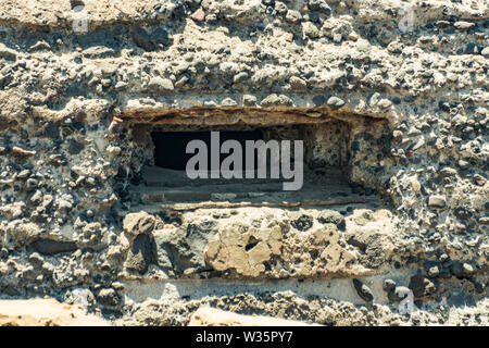 Außerhalb detaillierte Ansicht von schlupfloch der alten militärischen Bunker an der Südküste von El Medano. Teneriffa, Kanarische Inseln, Spanien. Stockfoto