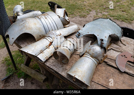 Metal Helm für ein Ritter auf einem Bügel. Zubehör für Soldaten im Mittelalter. Platz - Open-air Museum. Stockfoto