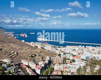 Hafeneinfahrt von Santa Cruz de Tenerife von oben fotografiert. Dunkel blauen Atlantik und Himmel mit weißen Wolken, einen teilweisen Blick auf den Weißen Stockfoto