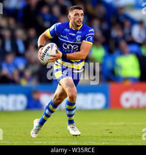 Warrington, Cheshire, UK. 12. Juli, 2019. RFL Rugby League, Warrington Wolves versus Salford Roten Teufel; Declan Patton von Warrington Wolves läuft nach vorne mit dem Ball in offene spielen Credit: Aktion plus Sport/Alamy leben Nachrichten Stockfoto